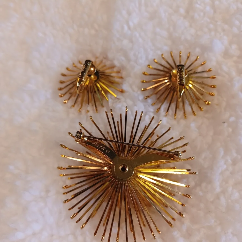 Sarah Coventry brooch and earrings set. Gold tone topaz